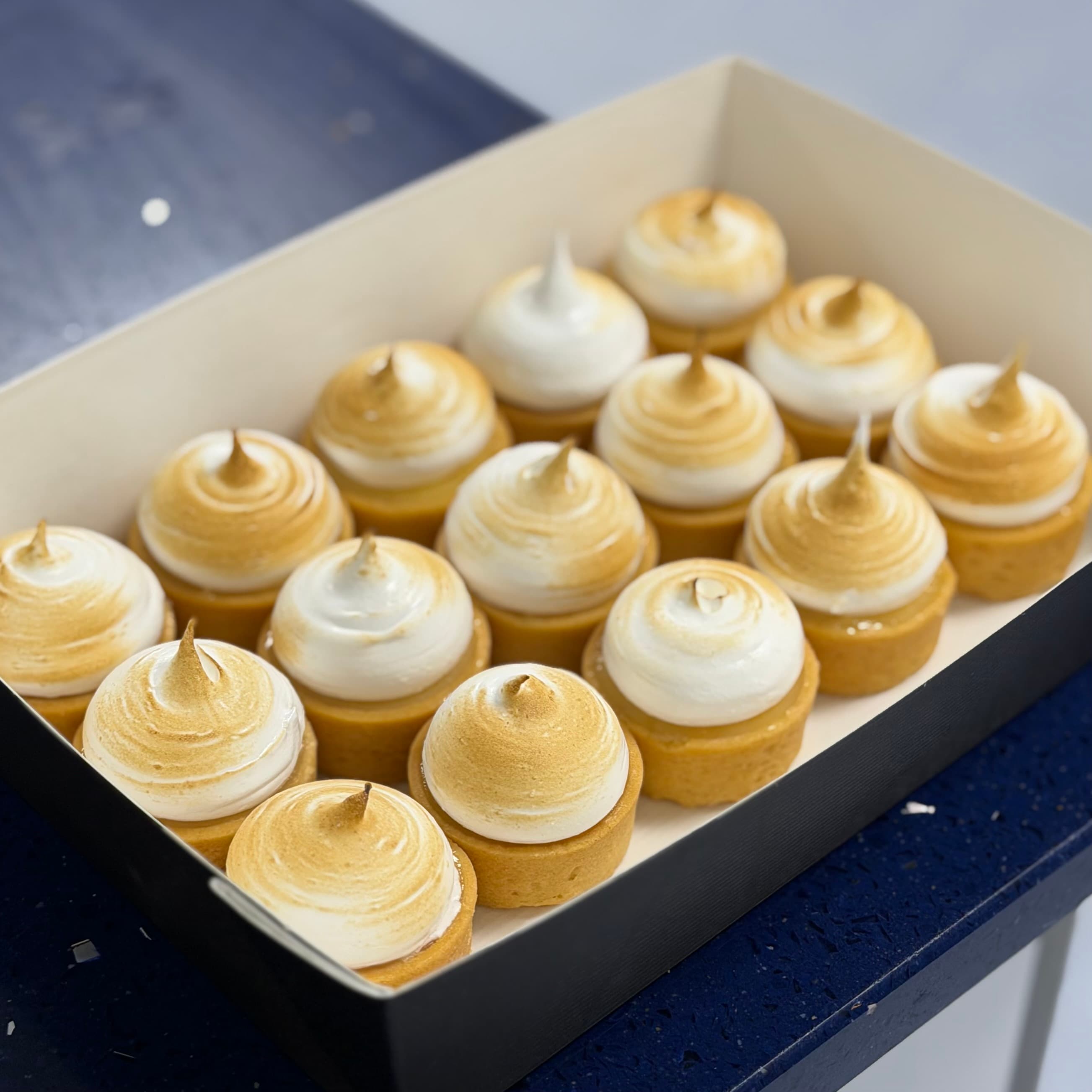 Tartaletas rellenas de crema de limón y merengue
