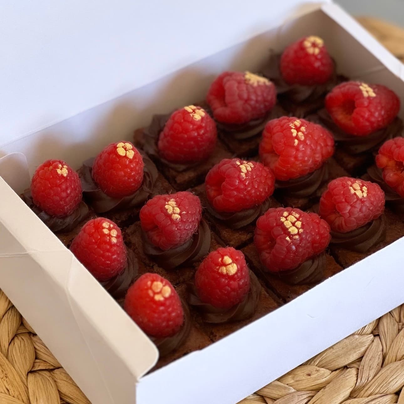Trocitos de brownie de chocolate con nueces