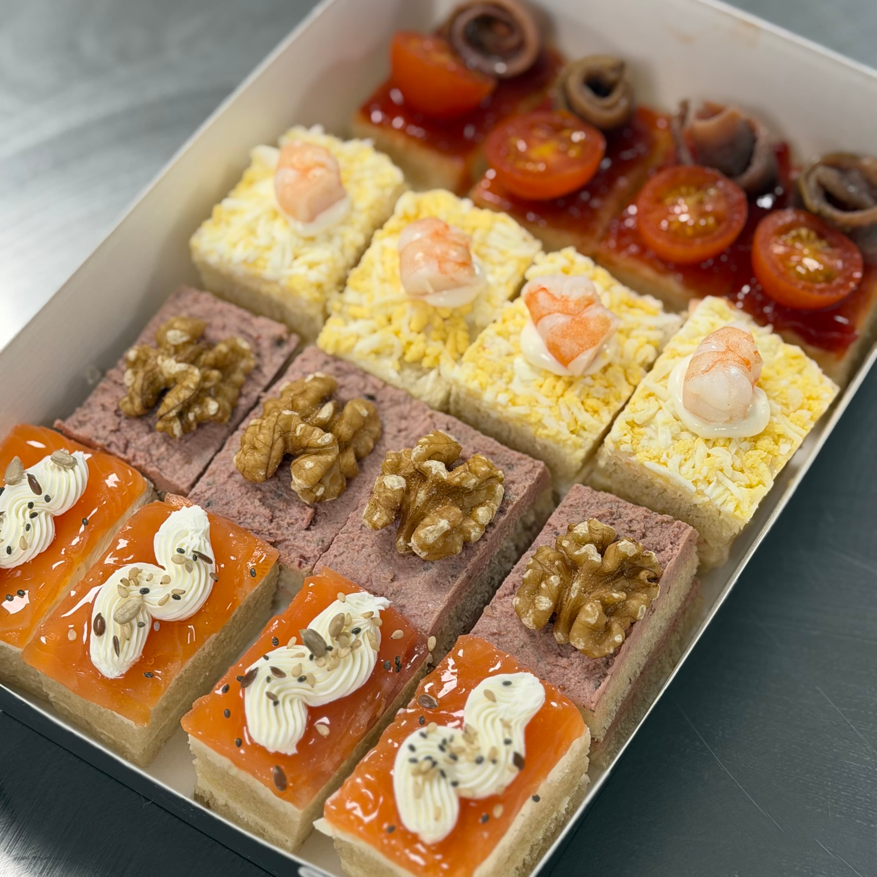 Surtido de canapés con pan de molde